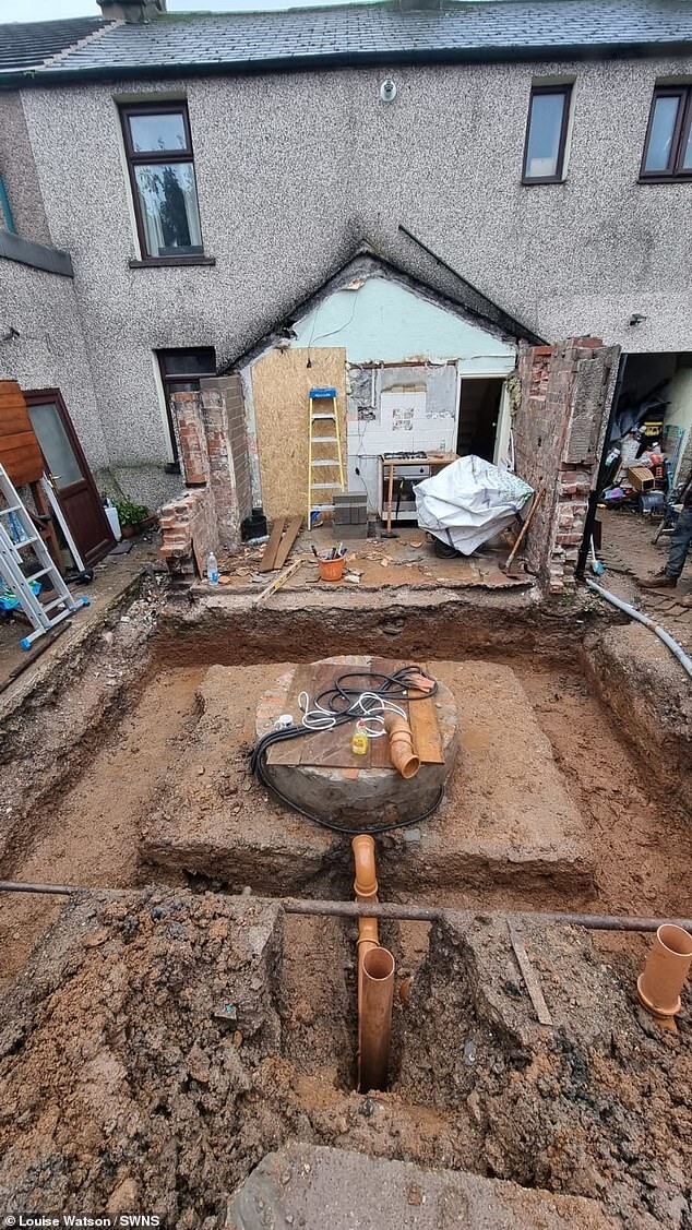 Британцы обнаружили глубокий колодец под своим домом во время ремонта
