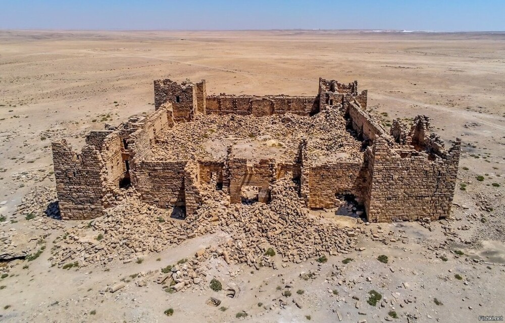 Римский форт Каср Бшир вырисовывается из бескрайних песков Иорданской пустыни...