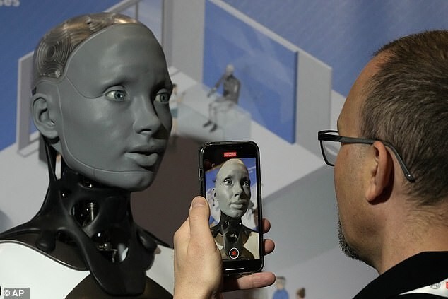 В настоящее время Амека не может ходить, но компания Engineered Arts работает над созданием подвижной версии с полным телом, которая сделает робота еще более похожим на человека