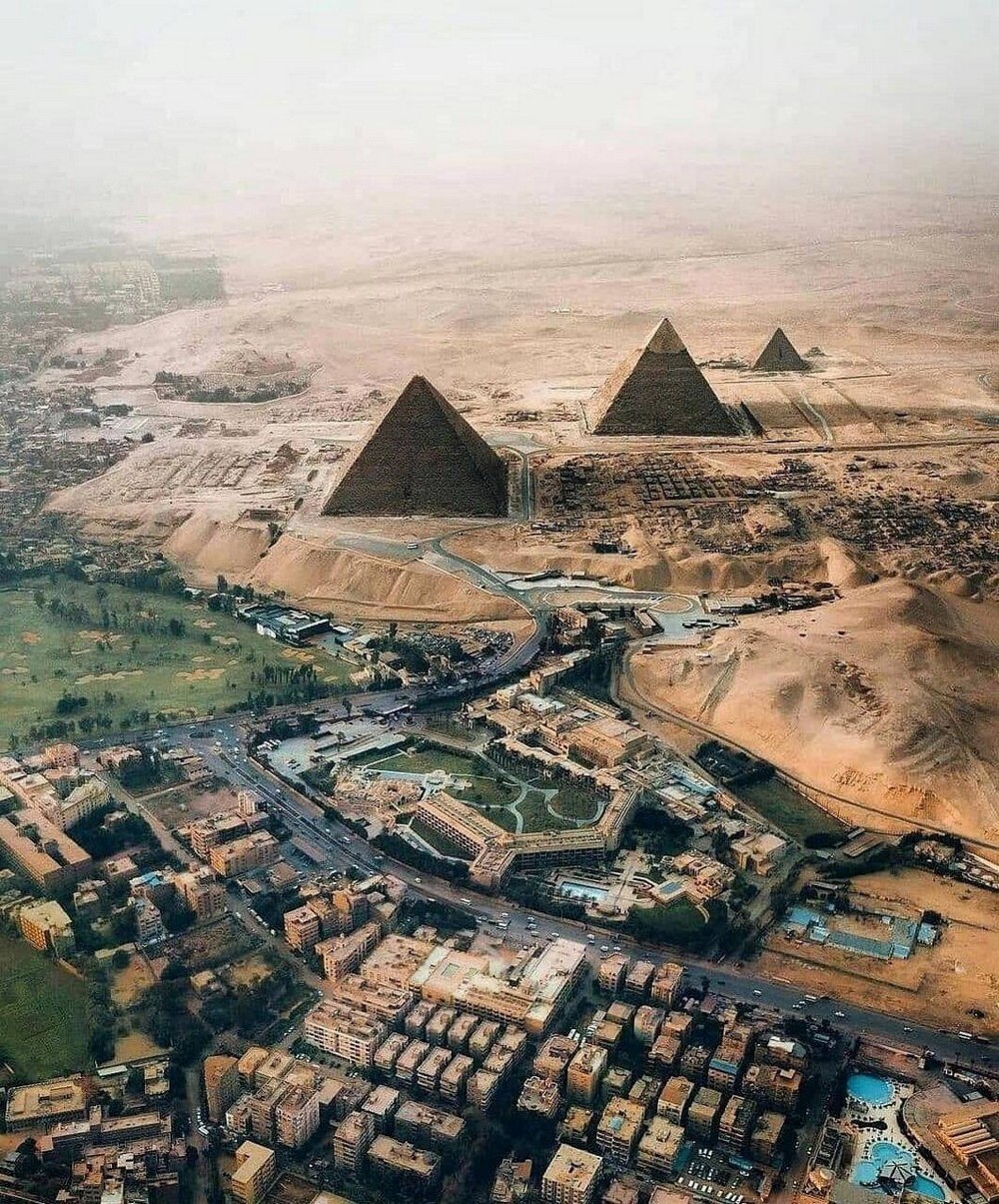 Пирамиды, редкий ракурс