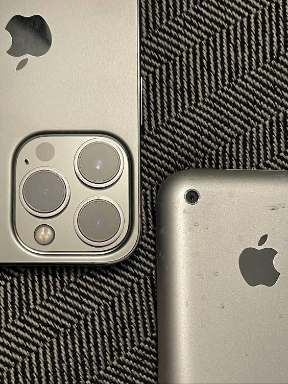 22. Размер камеры оригинального iPhone (справа) и iPhone 13 Pro