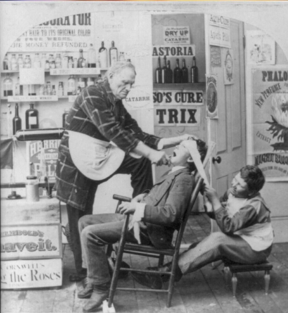 17. Удаление зуба в винном магазине в 1872 году. Ассистент удерживает голову человека полотенцем, в то время как "дантист" удаляет зуб плоскогубцами