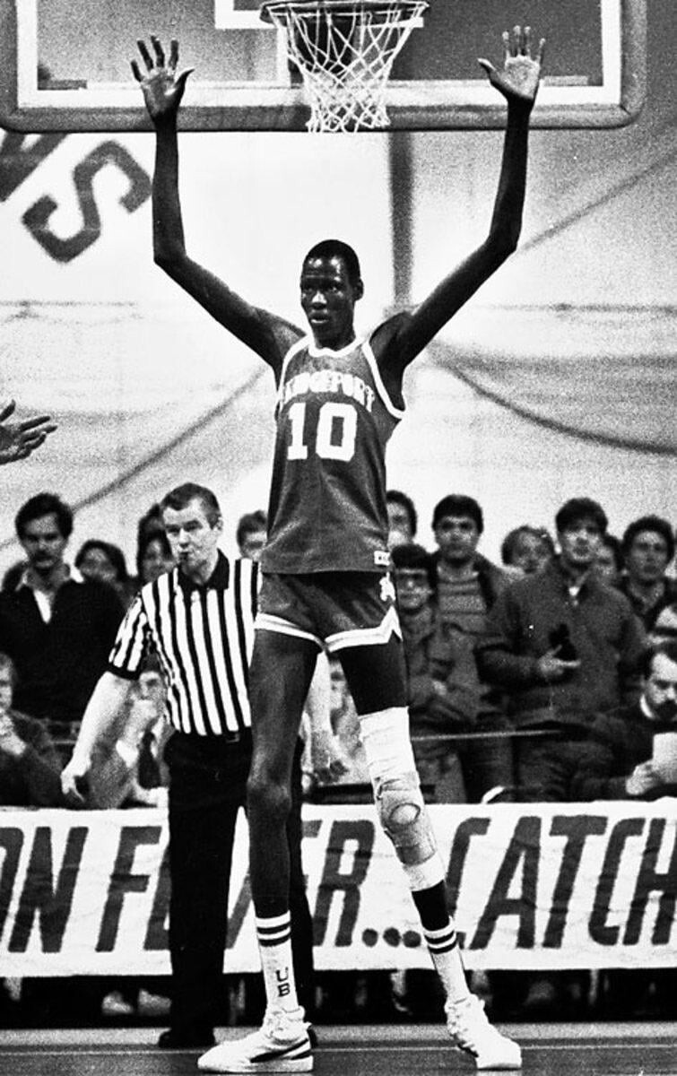 9. Мануте Бол, самый высокий человек в НБА, защищает кольцо в колледже, 1980-е годы