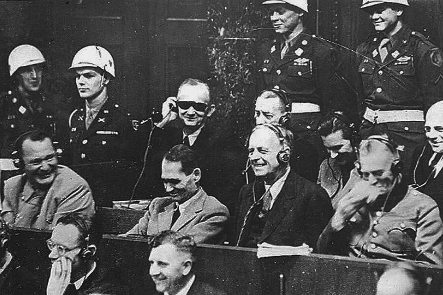 2. Немецкие военные преступники смеются над ошибкой перевода во время Нюрнбергского процесса, 1945 год