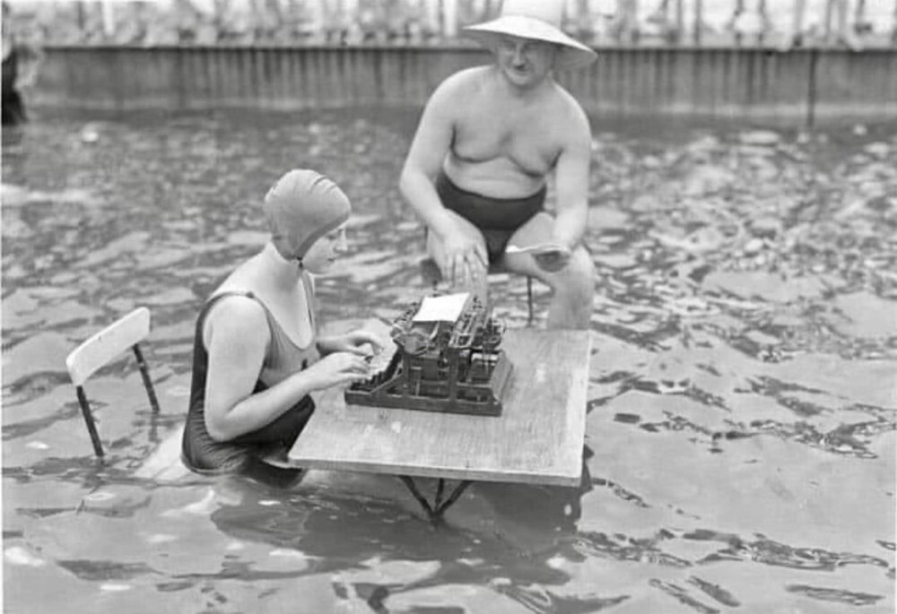 7. Бизнесмен и секретарь работают в бассейне во время жары в Берлине, Германия, 1926 год
