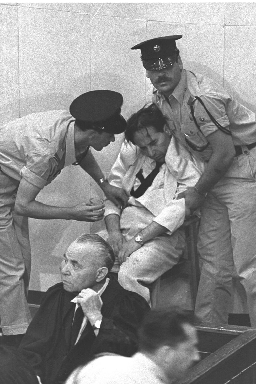 5. Переживший Холокост Йехиэль Де-Нур теряет сознание во время дачи показаний на суде, 1961 год