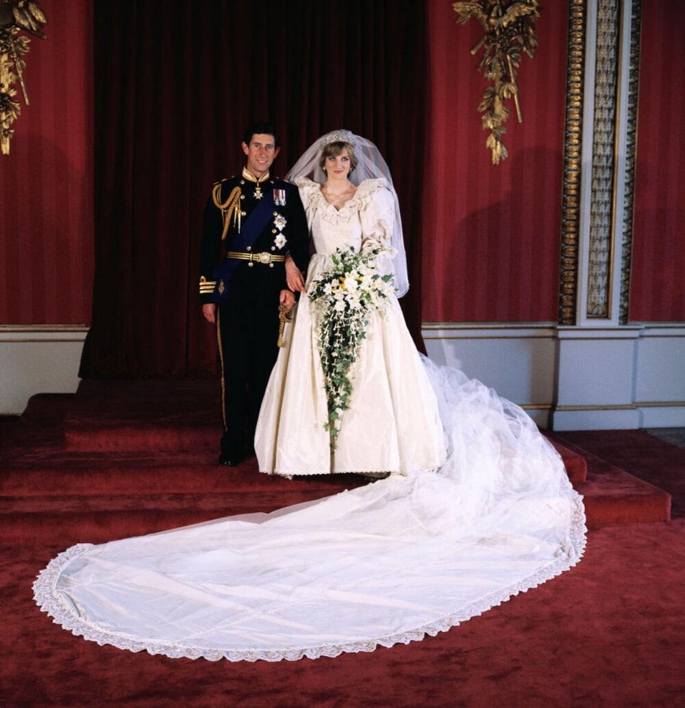14. Диана и принц Чарльз позируют для официальной фотографии лорда Личфилда в Букингемском дворце на своей свадьбе (Лондон, Великобритания, 1981 год)
