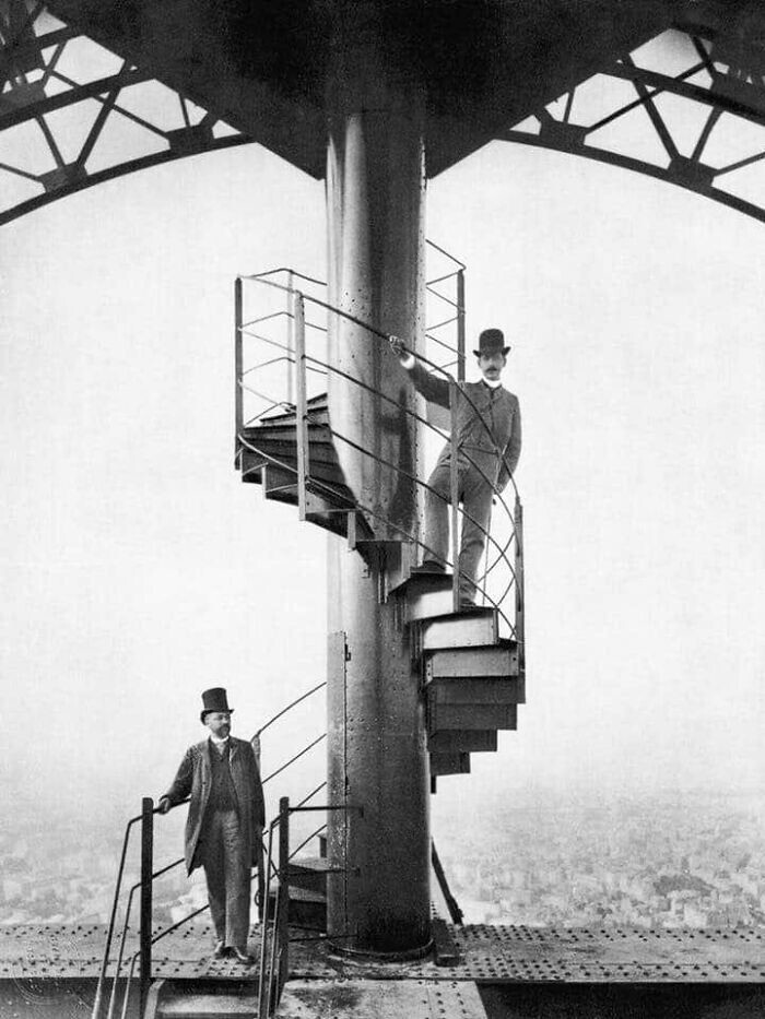 25. Александр Гюстав Эйфель (слева) осматривает построенную Эйфелеву башню в Париже, 1889 год