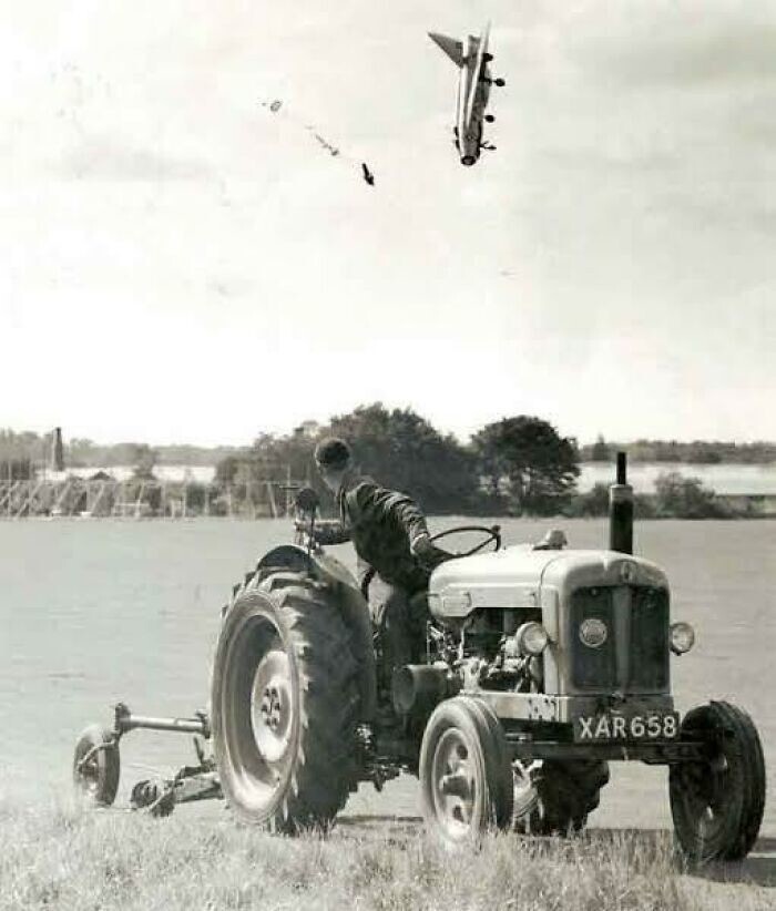24. Момент, когда лётчик-испытатель Джордж Эйрд катапультировался из самолёта English Electric Lightning F1 на низкой высоте в Хатфилде, Англия. Он едва избежал смерти
