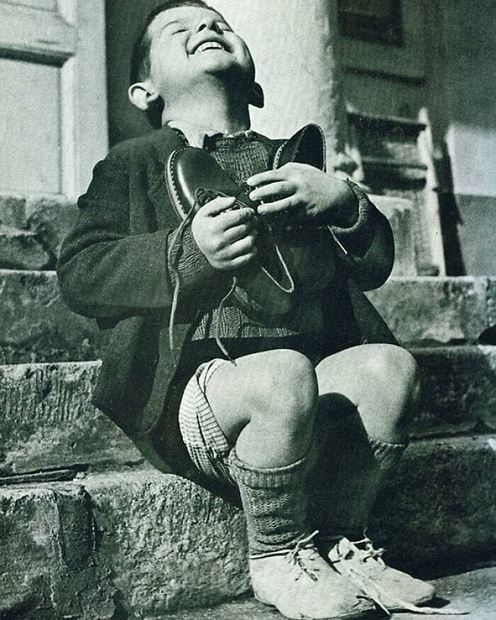 3. Австрийскому мальчику подарили новые ботинки во время Второй мировой войны