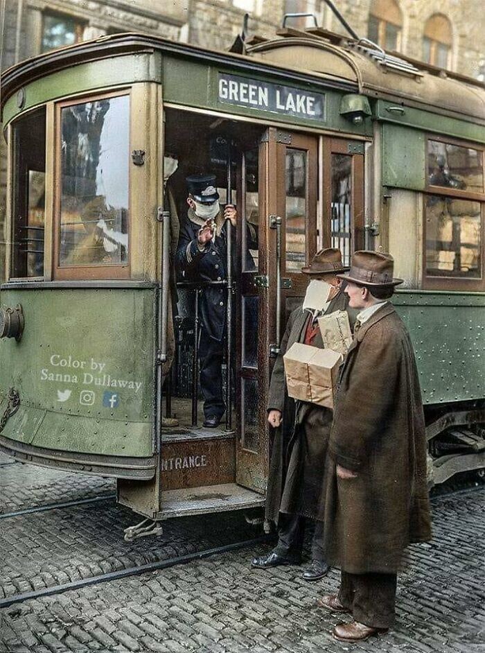 4. Кондуктор трамвая в Сиэтле, США, не пускает пассажиров без маски во время пандемии испанского гриппа, 1918 год