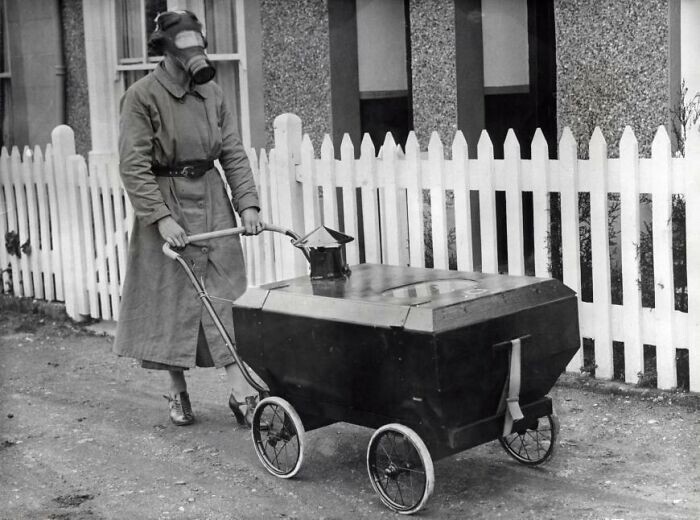 16. Женщина тестирует детскую коляску, предназначенную для защиты от газовых атак. Хекстейбл, Англия, 1938 год
