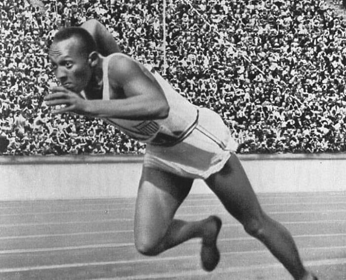 2. Джесси Оуэнс, установивший мировой рекорд в беге на 200 метров на Олимпийских играх 1936 года в Берлине