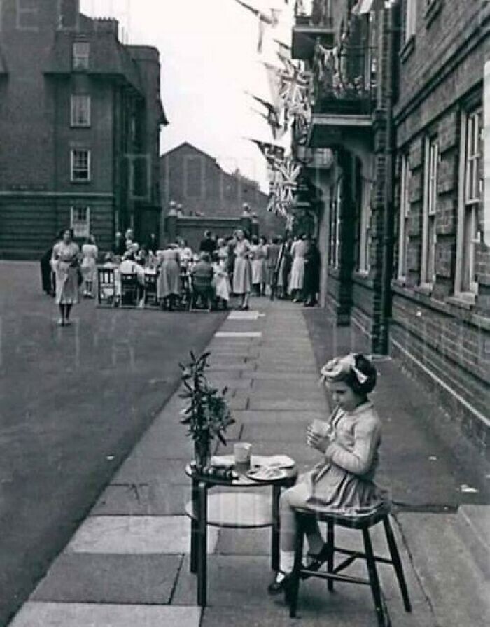 29. Социальная дистанция из 1953 года. Девочка, больная корью, сидит отдельно во время вечеринки в честь коронации в Челси, Англия