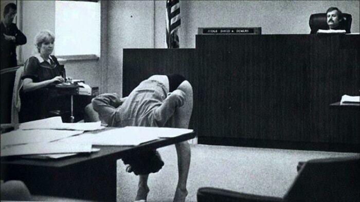 30. Стриптизёрша из Флориды доказывает судье, что её трусы достаточно велики и прикрывают интимные места, 1983 год