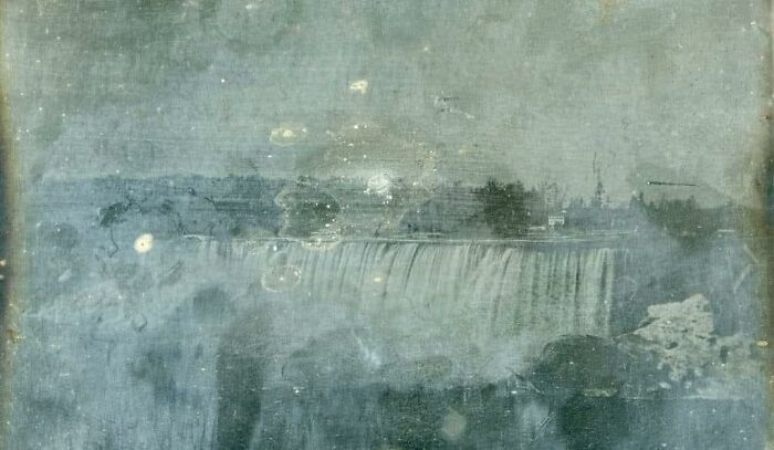 9. Одно из первых известных фото Ниагарского водопада, сделанное британским химиком Хью Ли Паттинсоном в 1840 году. Снимок хранится в Национальной галерее искусств