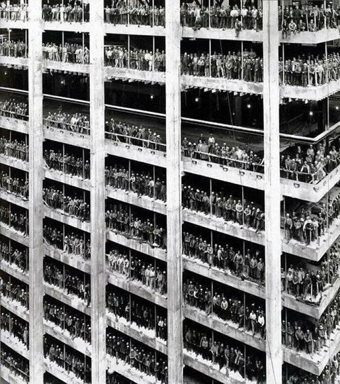 6. 3000 человек, помогавших строить здание банка Chase Bank в Нью-Йорке, позируют для фото в конце строительных работ, 19 августа 1964