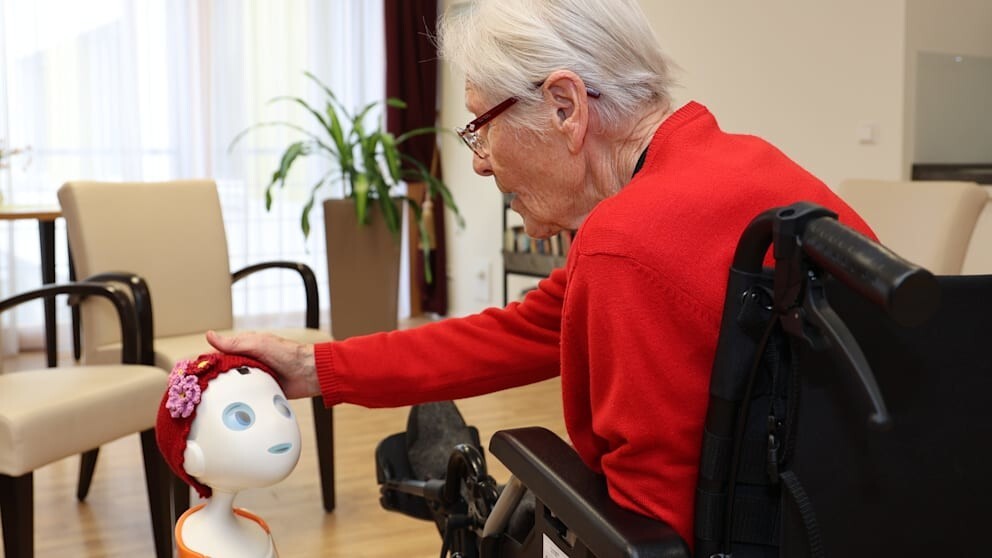 Немцы придумали робота-внука для домов престарелых