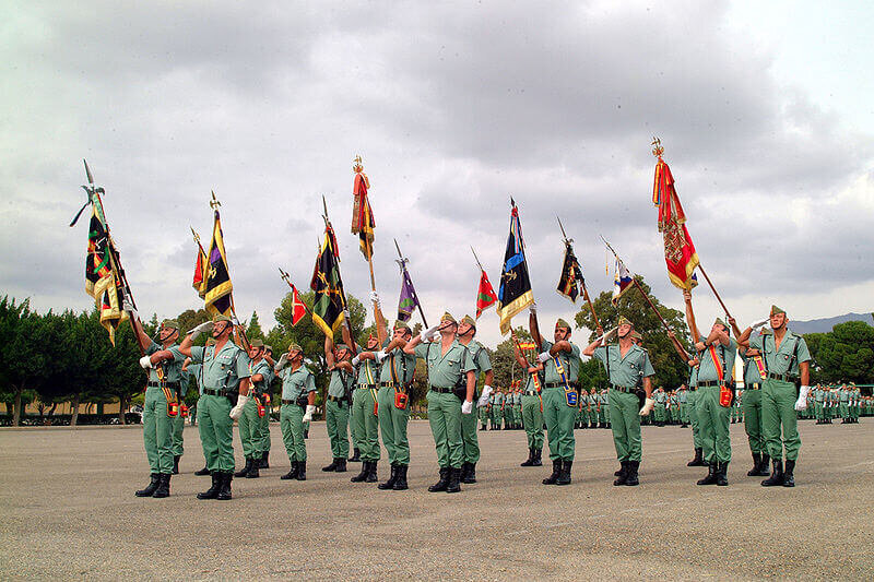 Почему солдаты испанского легиона носят такую причудливую униформу