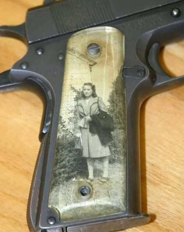 8. Во время Второй мировой войны солдаты обычно держали семейные фотографии на рукоятях своих пистолетов