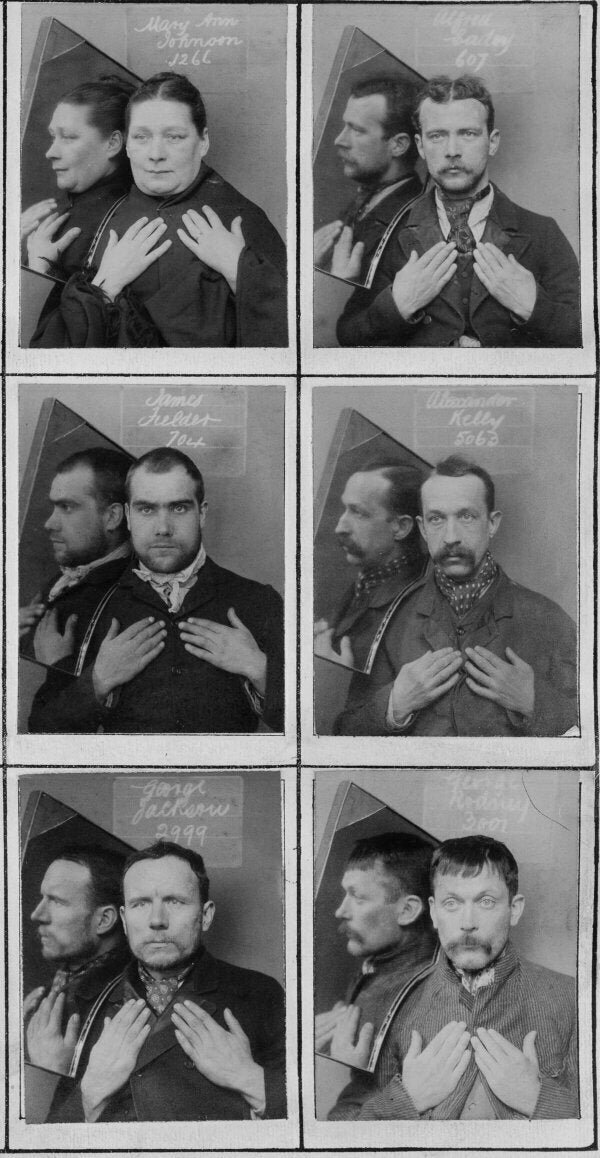 13. В 1890-х годах на фото под арестом для вида в профиль использовалось зеркало, и подозреваемые держали руки на груди