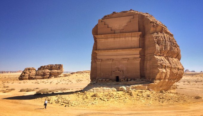 16. Мадаин-Салих — дворец в Саудовской Аравии, вырезанный внутри огромного валуна почти 2000 лет назад
