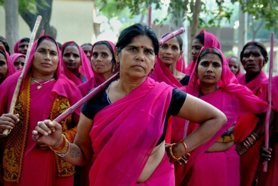 По всей Индии провели ритуалы изгнания феминизма