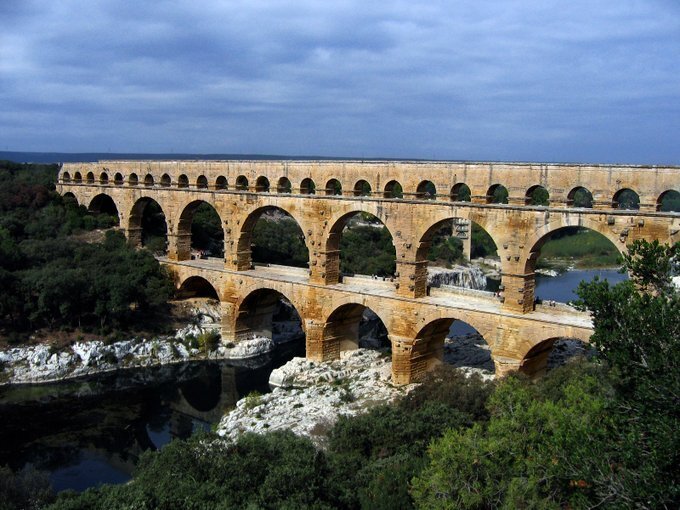 10. Мост-акведук Пон-дю-Гар на юге Франции был построен римлянами почти 2000 лет назад и до сих пор функционирует