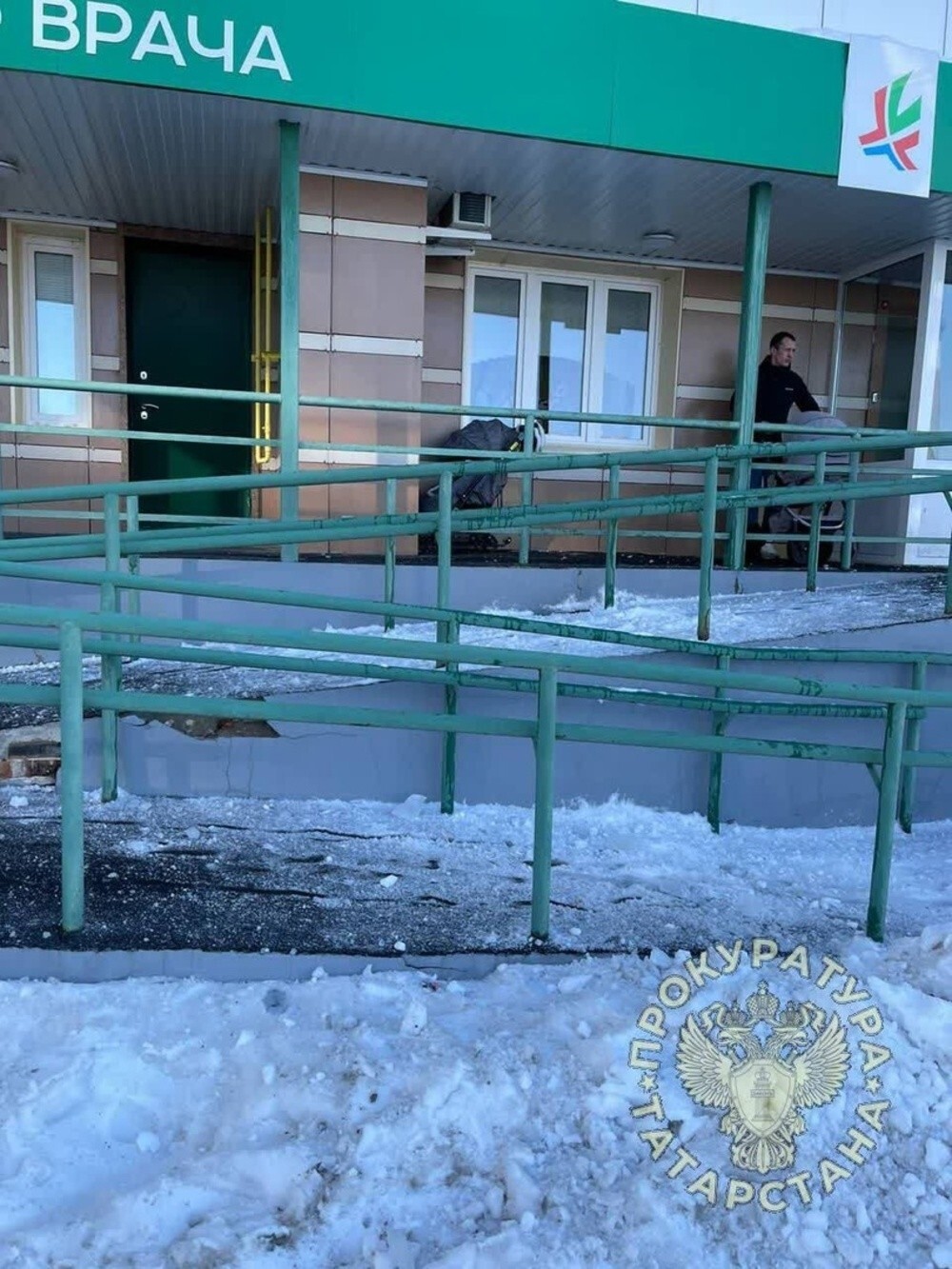В Татарстане рухнувшая с крыши глыба льда чуть не убила мужчину с 6-месячным ребёнком