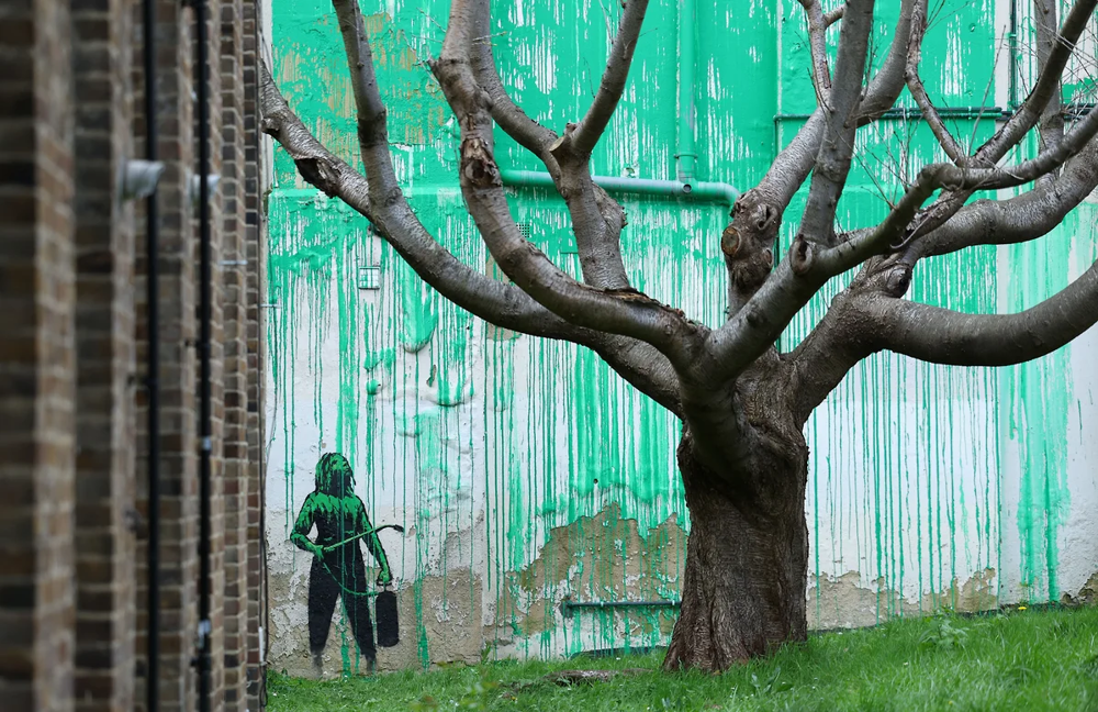 В Лондоне появилось новое граффити Бэнкси