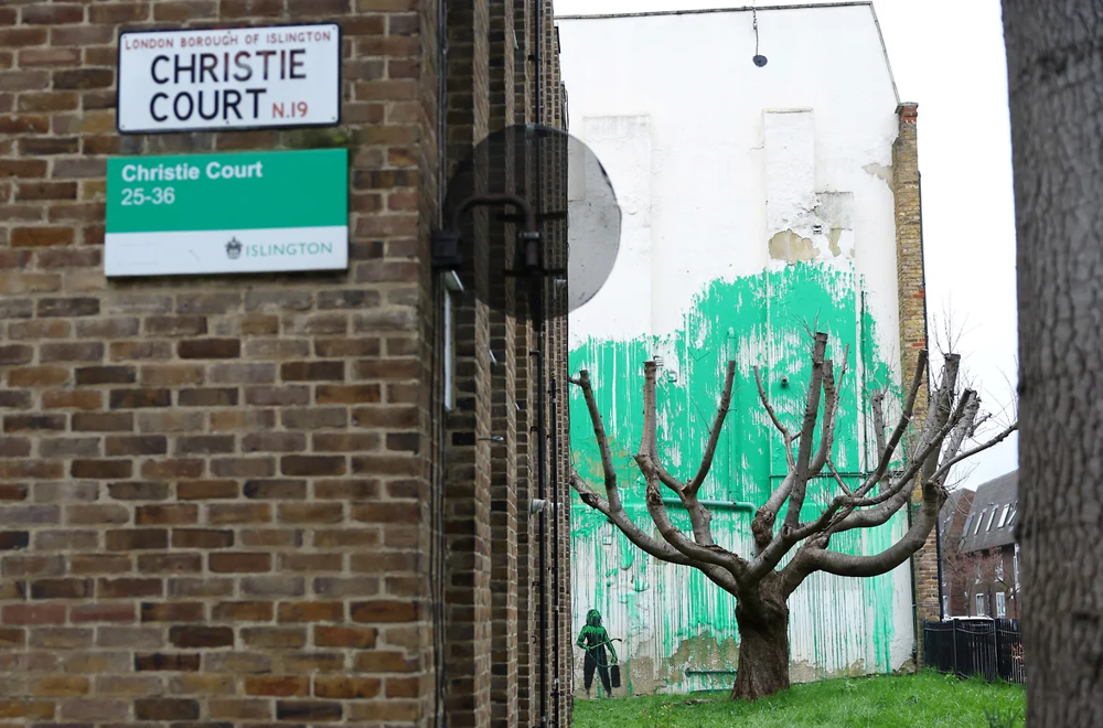 В Лондоне появилось новое граффити Бэнкси