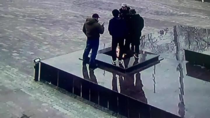 На Ставрополье мигранты запрыгнули на Вечный Огонь и пытались его потушить, снимая всё на видео