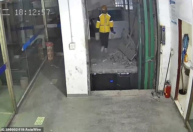 Доставщик еды упал в пустую шахту лифта в строящемся здании