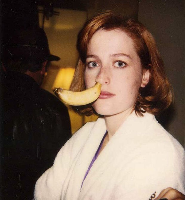 13. Джиллиан Андерсон из "Секретных материалов" с бананом в носу