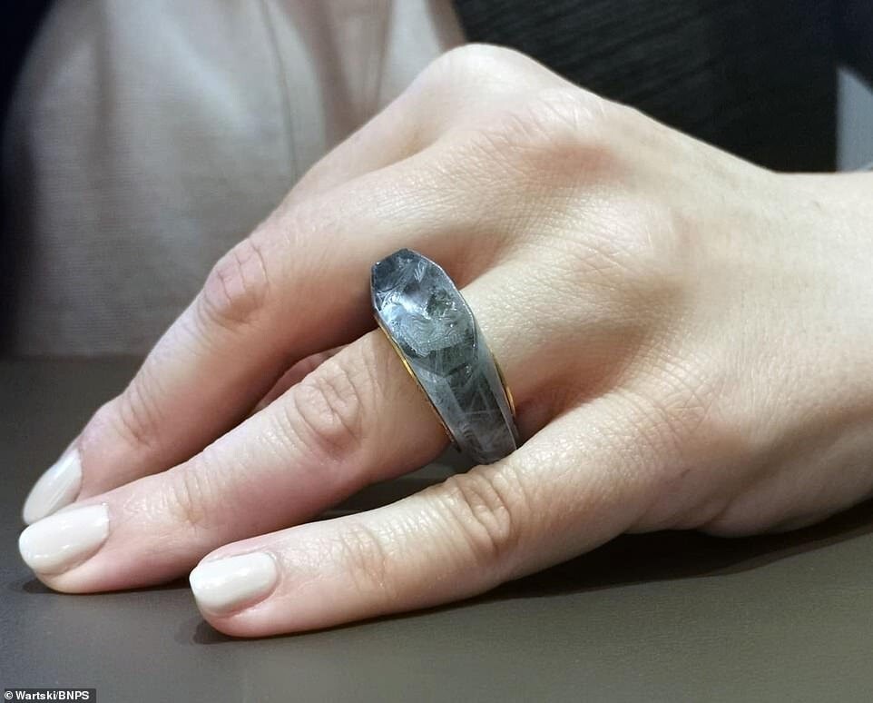 15. 2000-летнее кольцо с сапфиром, предположительно принадлежавшее римскому императору Калигуле, продали за 500 000 фунтов стерлингов (58 млн рублей)