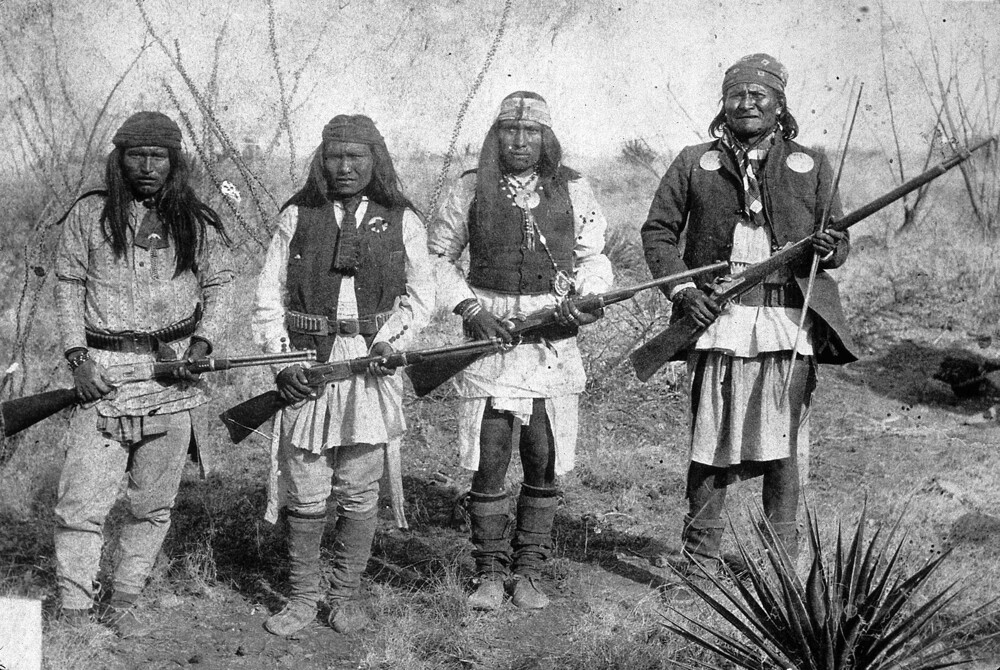1. Во время апачских войн на американском Юго-Западе апачи перерезали телеграфные линии и соединяли концы полоской кожи, чтобы разрыв было почти невозможно обнаружить