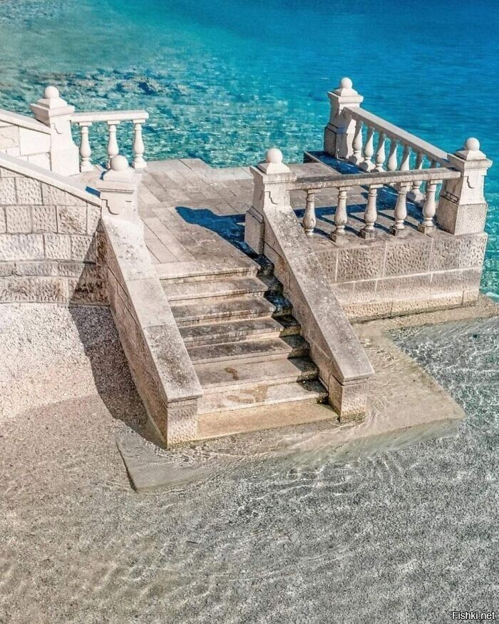 Лестница в море