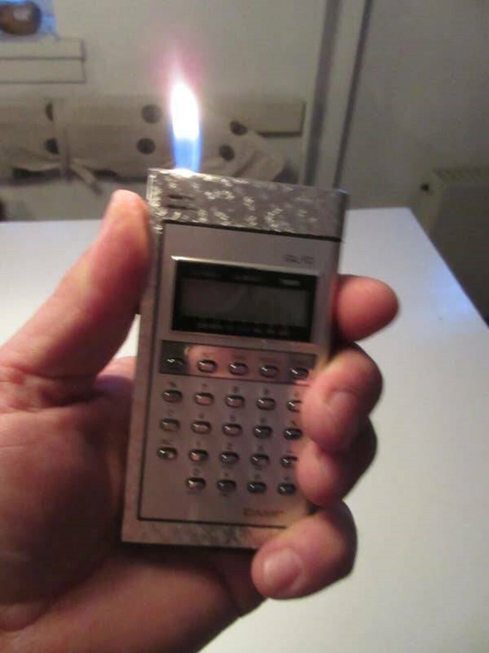 13. В 70-х годах компания Casio создала калькулятор, в котором была еще и зажигалка. Это был CALCULIGHTER