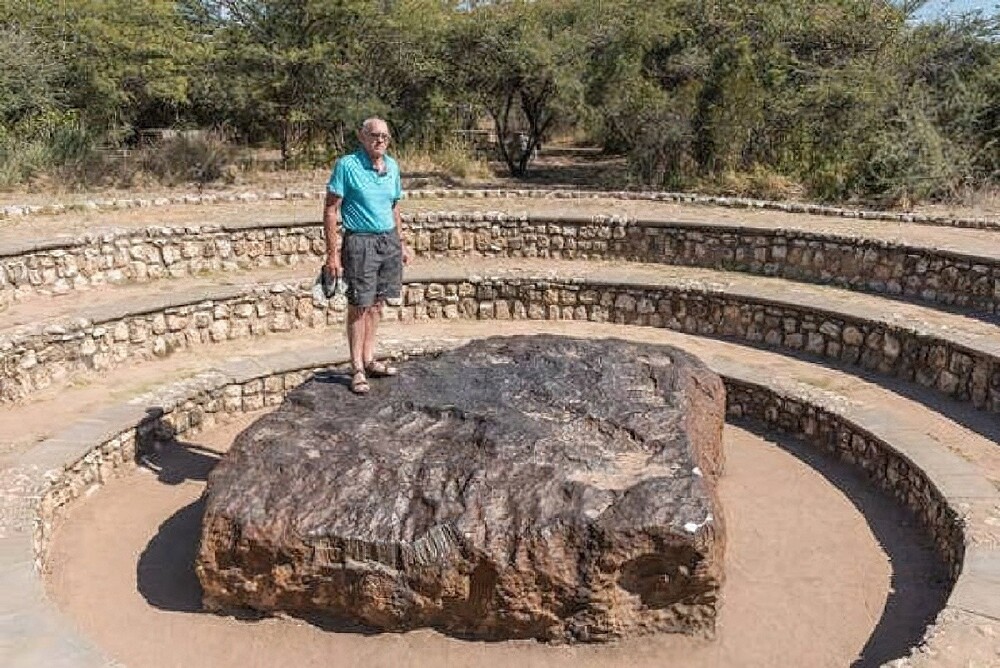 1. Это метеорит Хоба, самый большой метеорит на Земле