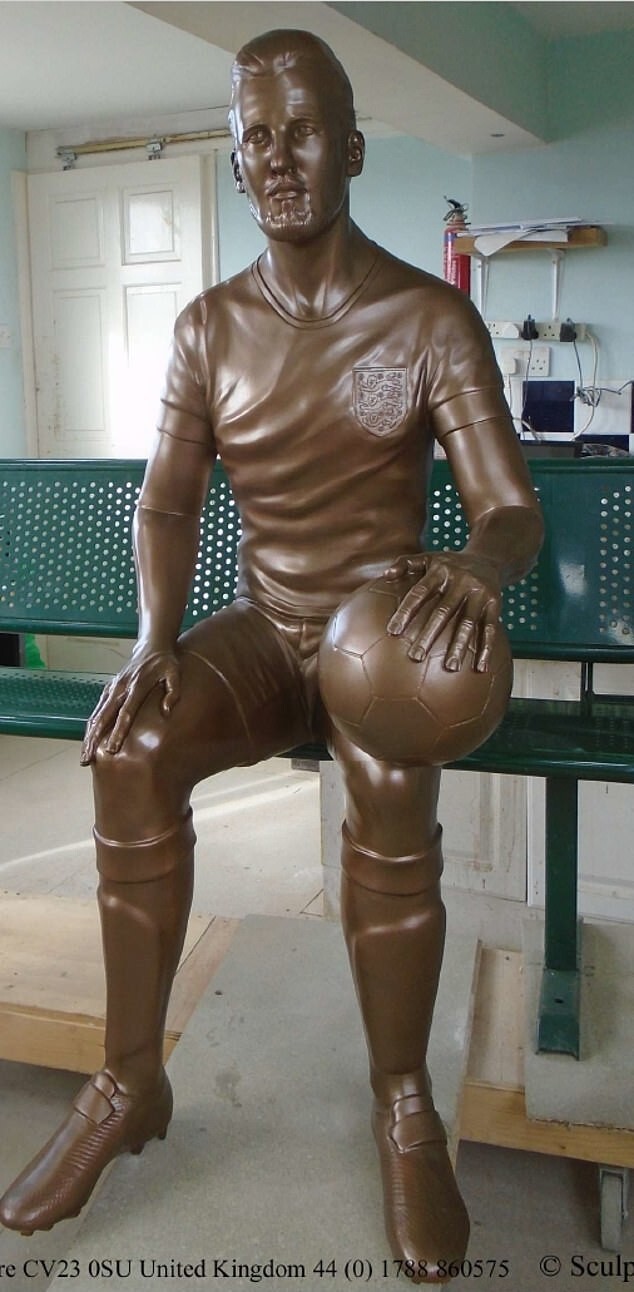 Статуя капитана сборной Англии Гарри Кейна, созданная пять лет назад, была впервые запечатлена на фото