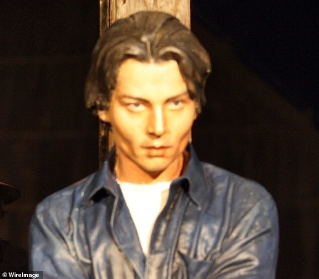 7. Это статуя очень известного актера, здесь он изображен в своем образе 90-х годов