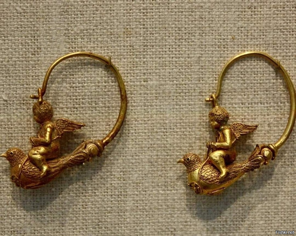 Золотые греческие серьги с эротами, летящими верхом на голубях, III в