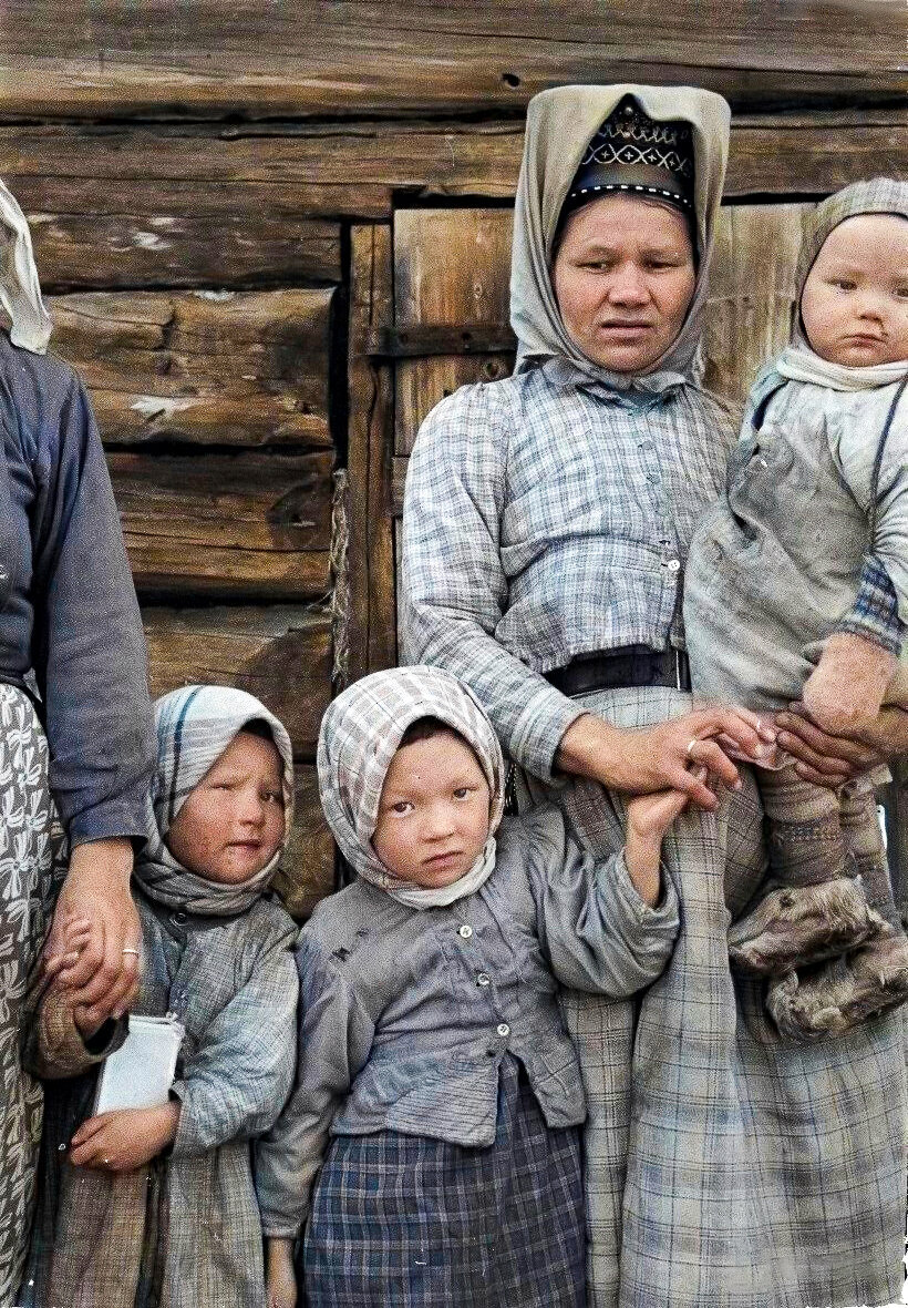Редкие архивные фотографии одного из самых малочисленных народов Европы