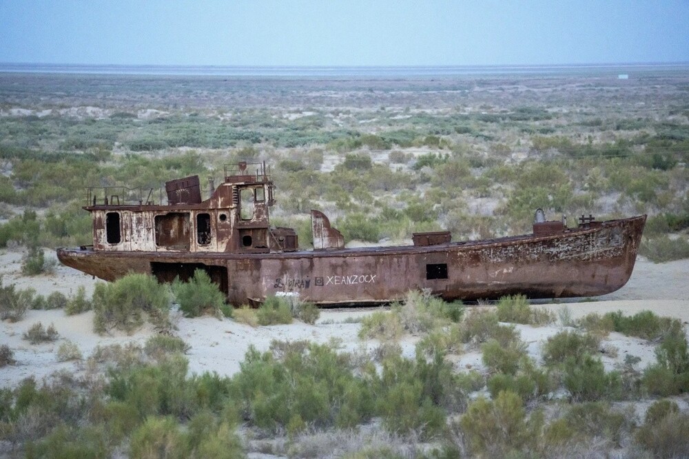 Разрушенные дома, останки кораблей и могилы: суровое напоминание о жизни на Аральском море