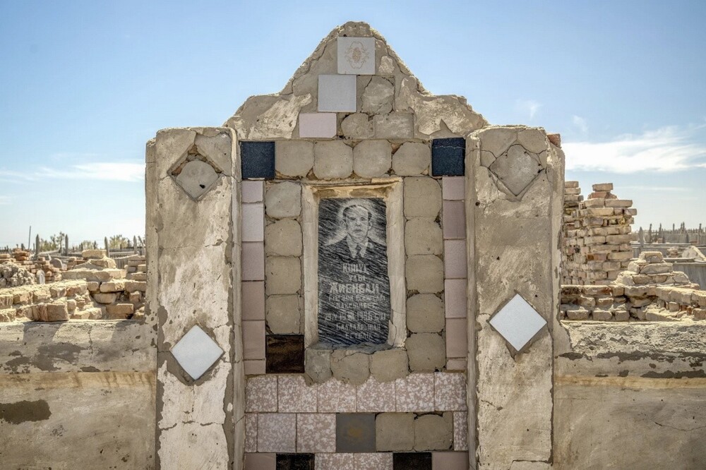 Разрушенные дома, останки кораблей и могилы: суровое напоминание о жизни на Аральском море