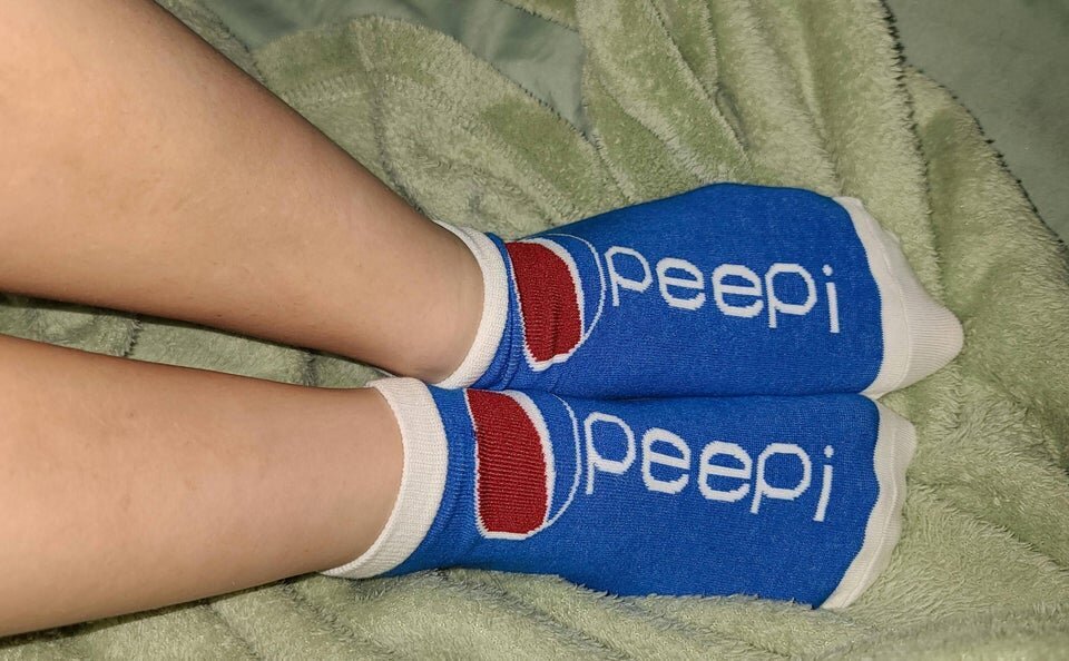 18. Во-первых, это почему-то носки. Во-вторых, это почему-то «peepi»
