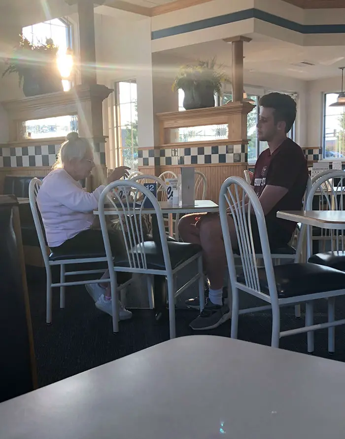 11. Молодой человек пришел в кафе, и увидел пожилую женщину, которая ела одна, и попросил разрешения сесть с ней