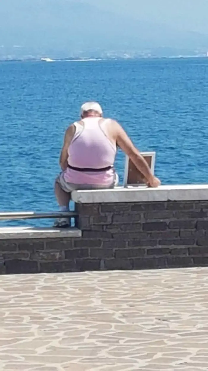 3. Этот 72-летний вдовец каждое утро приносит портрет своей жены на пристань, где они полюбили друг друга с тех пор, как она умерла семь лет назад