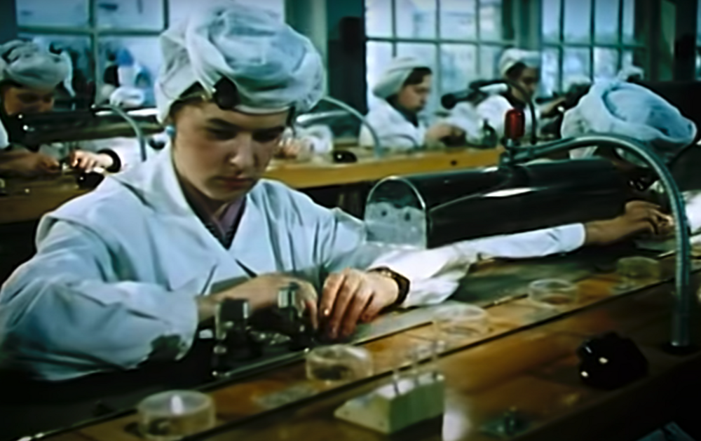 Как делали часы в Советском Союзе? Это можно увидеть в фильме «Сверстницы»
