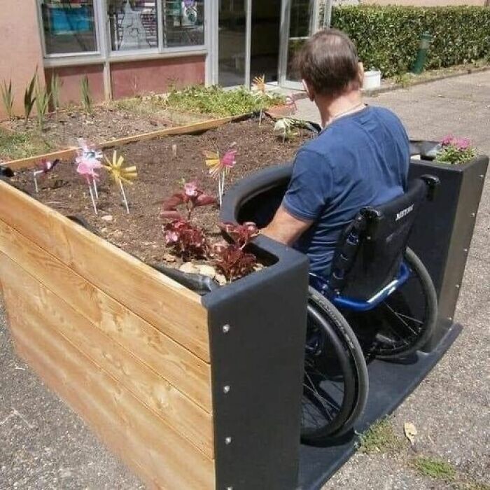 11. Французские дизайнеры придумали эти приподнятые сады, которые делают садоводство доступным для пожилых людей и людей в инвалидных колясках